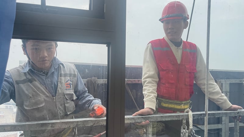 nghe-lau-kinh-toa-nha-cao-tang-dat-khach-dip-cuoi-nam