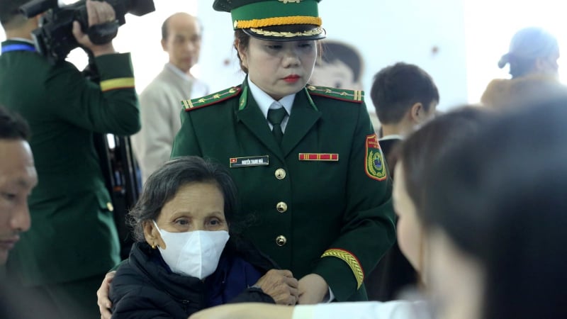 bo-doi-bien-phong-kham-benh,-cap-thuoc-mien-phi-cho-hon-700-nguoi-dan-vung-bien