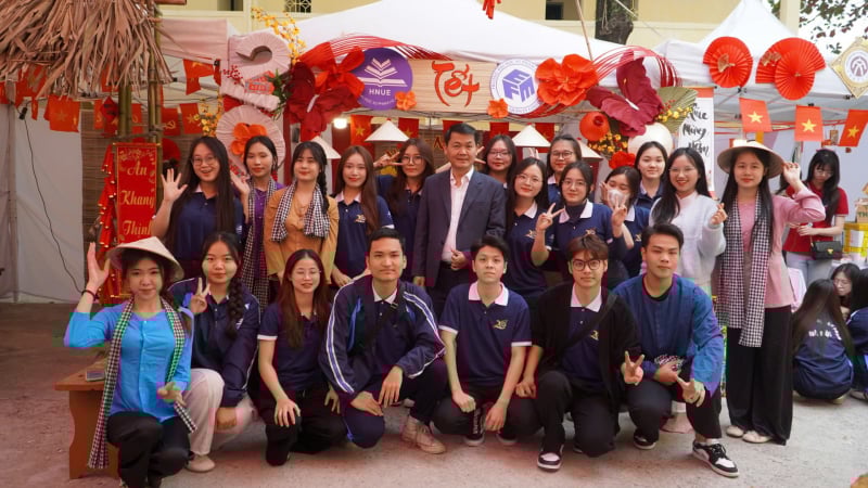 truong-dai-hoc-su-pham-ha-noi-tang-qua-tet-cho-sinh-vien