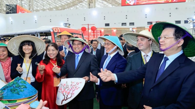 hang-van-du-khach-do-ve-vec-trong-ngay-dau-khai-mac-hoi-cho-mua-xuan-2026