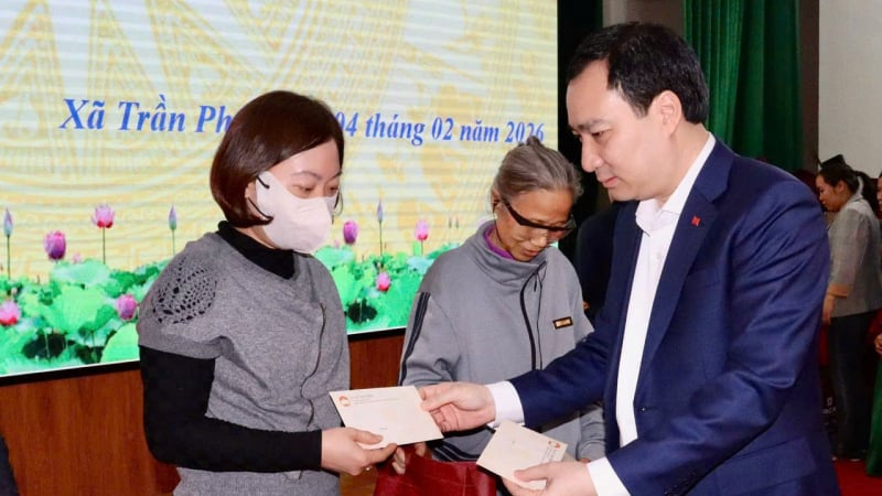 tien-si-vu-van-tien-trao-100-suat-qua-tet-tai-xa-tran-phu