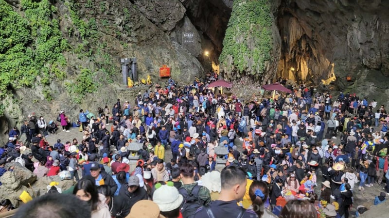 le-hoi-chua-huong:-mien-phi-trong-giu-xe-o-to-bien-vang-va-xe-tu-10-cho-tro-len