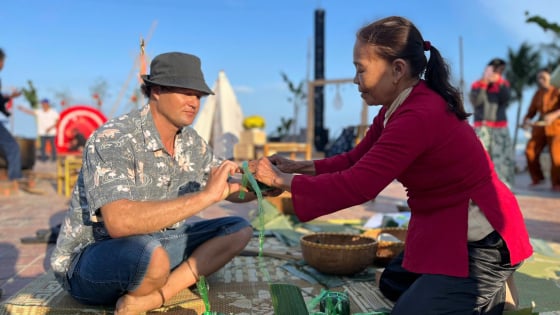 goi-banh-chung-ben-bien-da-nang,-du-khach-nuoc-ngoai-noi-gi-ve-tet-viet?