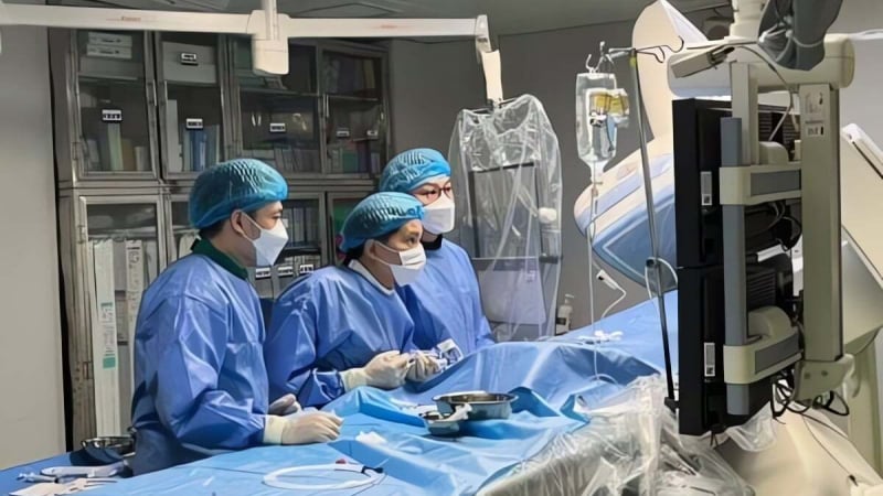 chu-quan-voi-con-dau-nguc,-va-mo-hoi,-nguoi-dan-ong-suyt-mat-tet