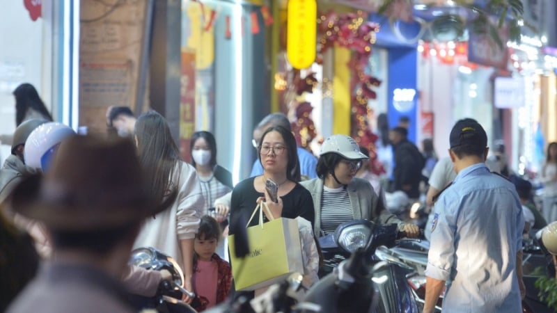 nguoi-dan-do-xo-di-mua-sam-quan-ao-tet,-nhieu-cua-hang-qua-tai-hoat-dong-het-cong-suat
