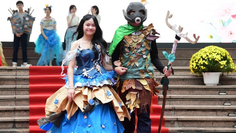 hoc-sinh-ha-noi-gay-bat-ngo-trong-trang-phuc-tai-che,-xinh-dep-nhu-cong-chua,-hoang-tu