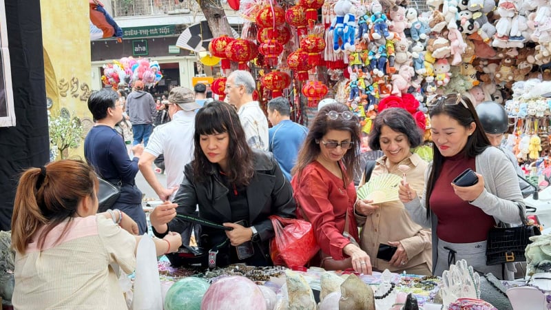 cho-hoa-hang-luoc:-du-khach-quoc-te-den-tham-quan,-mua-sam