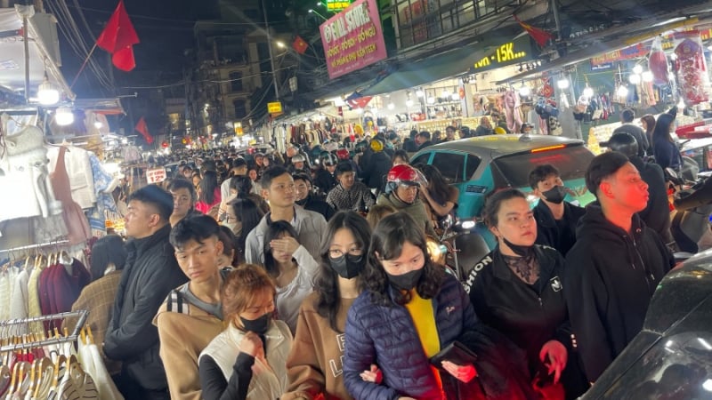 bien-nguoi-do-ve-cho-o-ha-noi-mua-sam-quan-ao-tet,-co-noi-de-tran-gan-het-nua-lan-duong