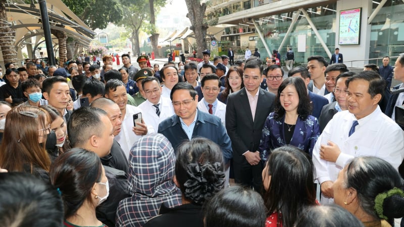 thu-tuong-pham-minh-chinh-tham,-chuc-tet-dong-vien-y-bac-si-va-nguoi-benh