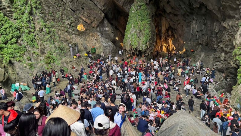 chua-huong:-25.000-du-khach-tray-hoi,-du-xuan-trong-2-ngay-tet-binh-ngo