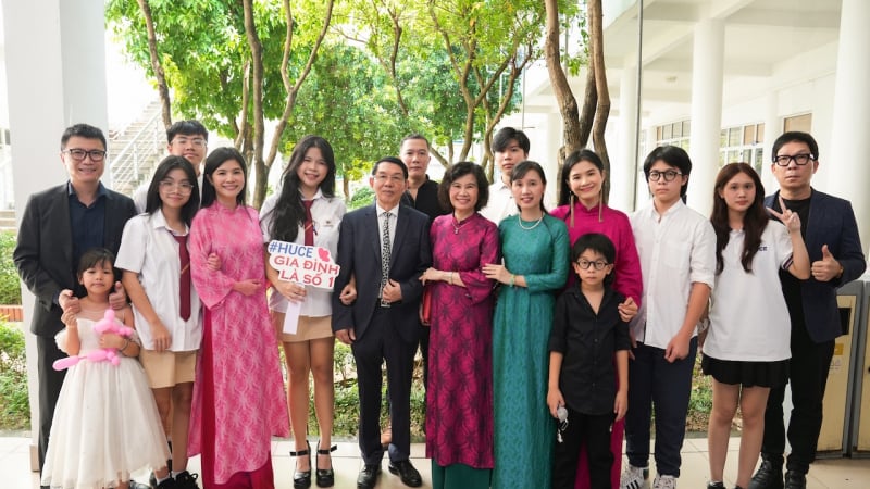 gia-dinh-3-the-he-gan-bo-voi-truong-dai-hoc-xay-dung-ha-noi