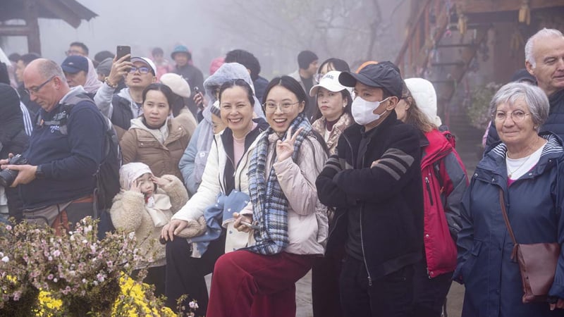 du-lich-sa-pa:-hang-nghin-du-khach-hao-hung-mo-cong-troi,-tray-hoi-ban-may-tai-fansipan