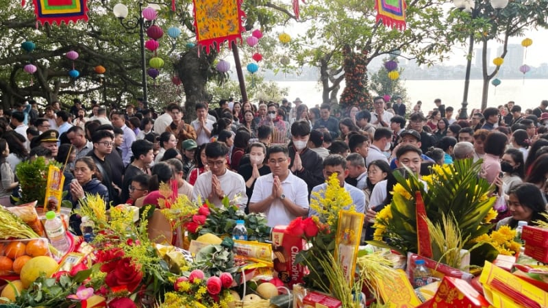 bien-nguoi-do-ve-phu-tay-ho-mung-4-tet,-tien-le-nhuom-trang-ban-tho