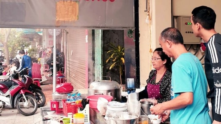 sau-tet,-cua-hang-an-uong-chat-kin-nguoi-xep-hang-dat