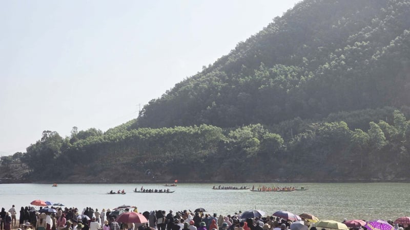 da-nang:-soi-dong-giai-dua-thuyen-truyen-thong-dau-xuan-binh-ngo-tren-song-vu-gia