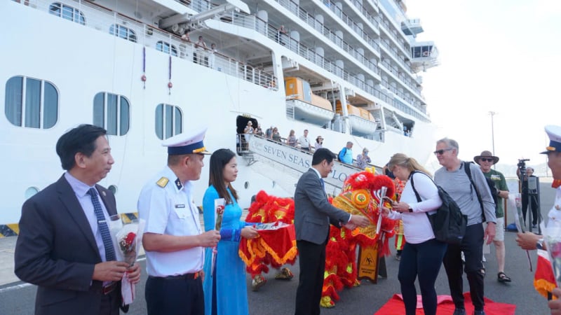 tau-bien-quoc-te-seven-seas-explorer-dua-800-du-khach-tham-quan-khanh-hoa