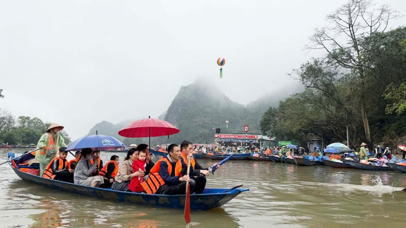 chua-huong:-du-khach-to-lai-do-voi-tien,-chat-chem,-co-quan-quan-ly-noi-gi?