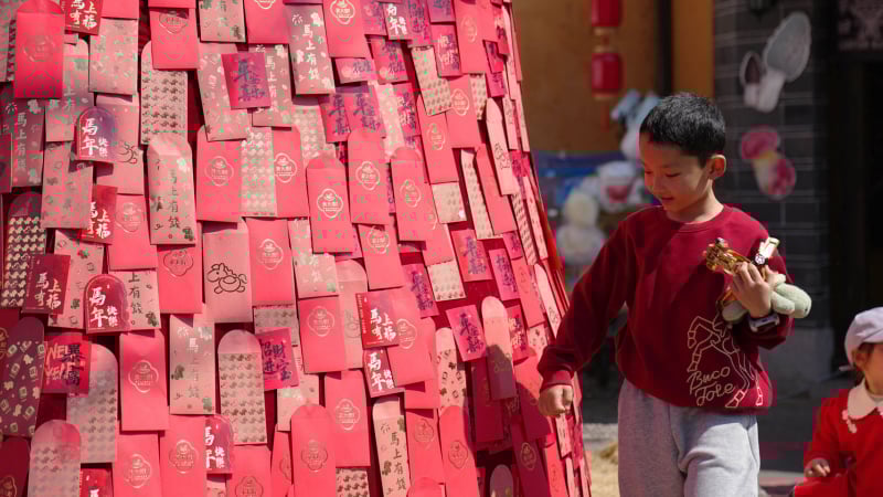 gioi-tre-kiet-que-tai-chinh-vi-ganh-nang-tien-mung-tuoi