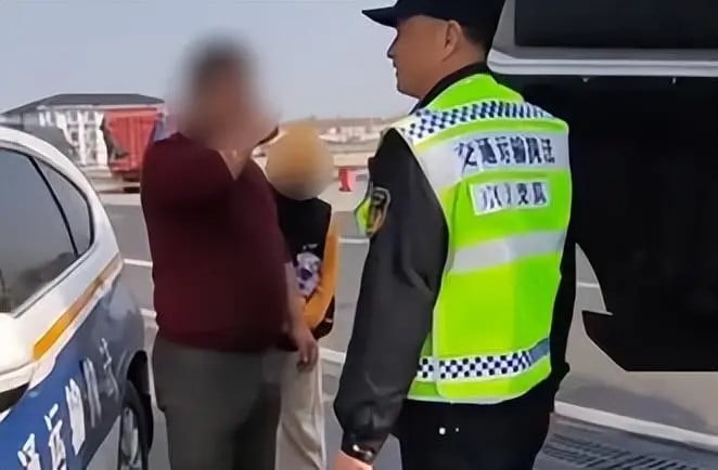 nguoi-dan-ong-bo-quen-vo-tren-cao-toc