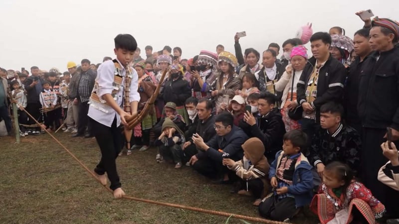 du-lich-lao-cai:-doc-dao-tro-choi-thoi-khen-di-tren-day