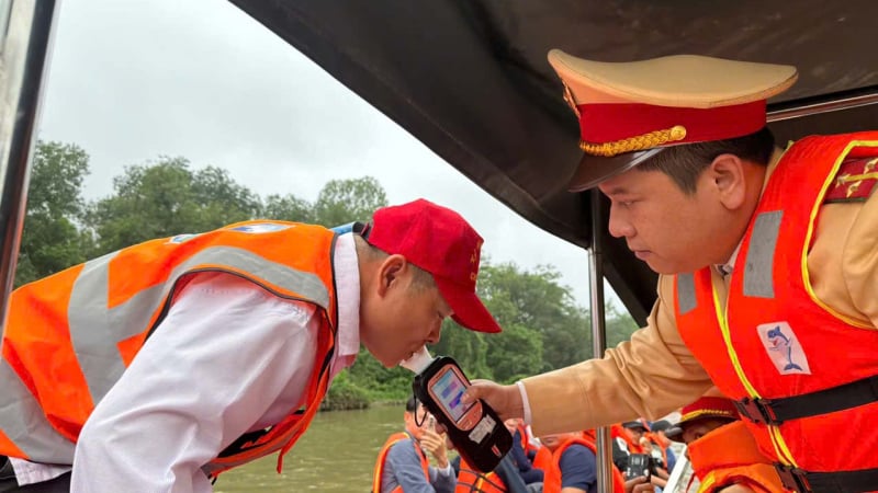 csgt-bat-chot-kiem-tra-nong-do-con-lai-do-o-chua-huong