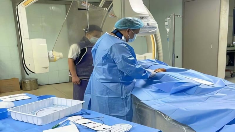 cham-dut-con-ho-ra-mau-nang,-keo-dai-chi-voi-vai-vet-trich-nho