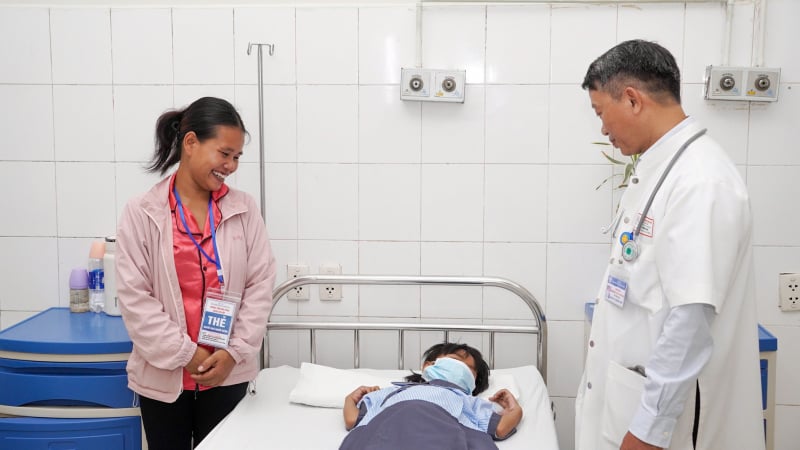 cuu-song-be-gai-7-tuoi-nguy-kich-do-ran-cap-nia-can-khi-dang-ngu