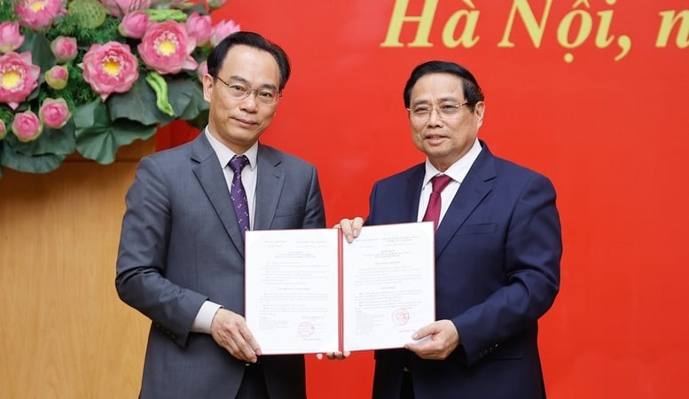 thu-tuong-pham-minh-chinh-trao-quyet-dinh-quyen-bo-truong-bo-gddt-cho-pgs.ts-hoang-minh-son