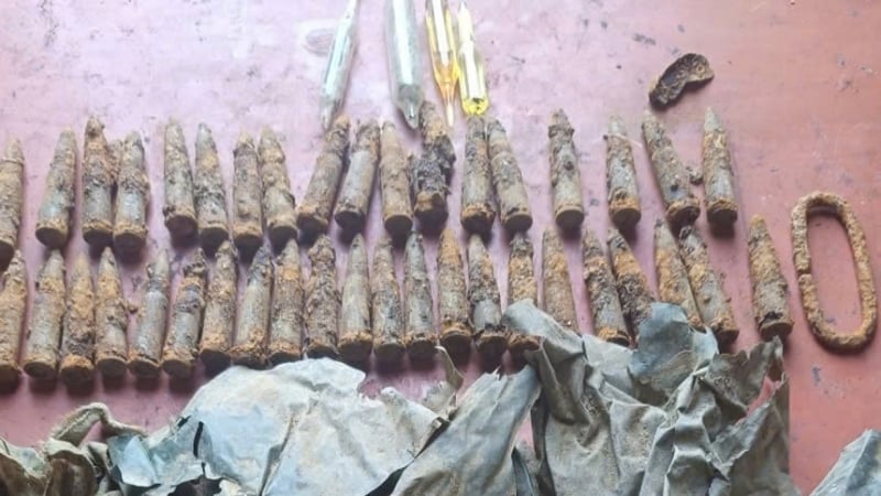 phat-hien-hai-cot-liet-si-cung-45-vien-dan-va-nhieu-di-vat-tai-lao