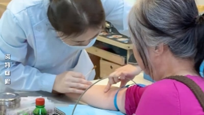 mat-con-trai-duy-nhat,-nguoi-phu-nu-63-tuoi-sinh-con-gai-nho-ivf,-gay-tranh-luan-du-doi