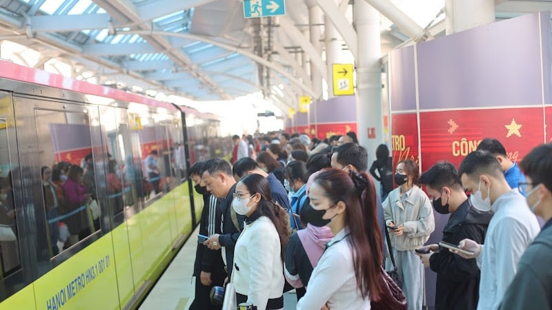 lan-song-nguoi-dan-di-chuyen-bang-tau-dien-khi-bao-gia-xang-lien-tuc-bien-dong