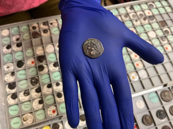 dung-co-vat-hon-2.000-nam-tra-tien-ve-xe-bus-ma-khong-hay