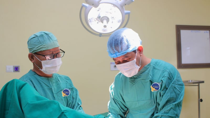 suyt-nhiem-trung-huyet-tu-mot-not-mun-tren-lung