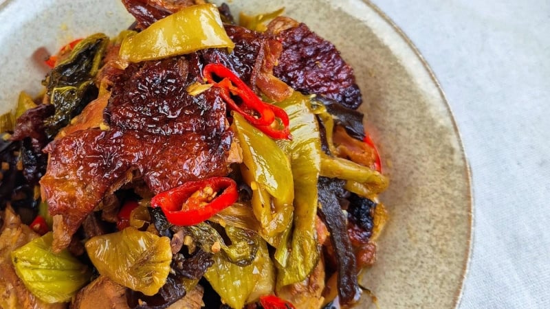 loai-thit-re-hon-thit-bo,-thom-hon-thit-cuu,-kho-voi-dua-cai-thanh-mon-ngon-dua-com-hap-dan