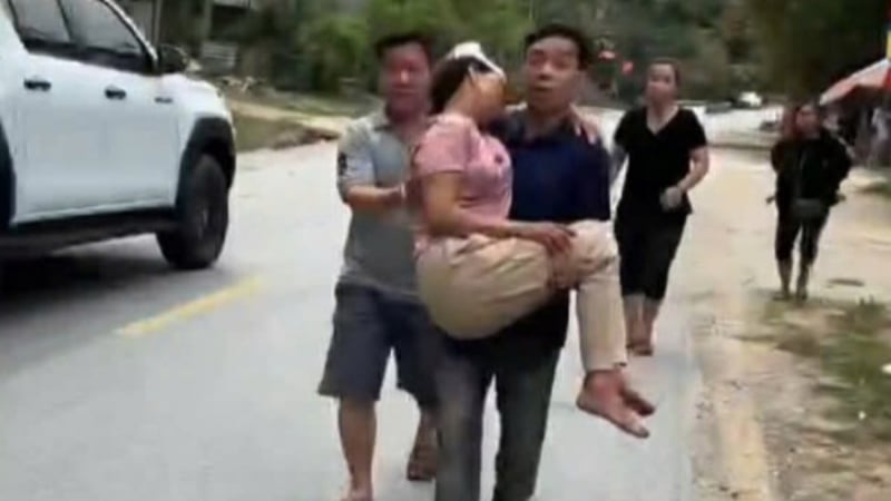 csgt-kip-thoi-dua-mot-nan-nhan-den-benh-vien-cap-cuu,-qua-con-nguy-kich