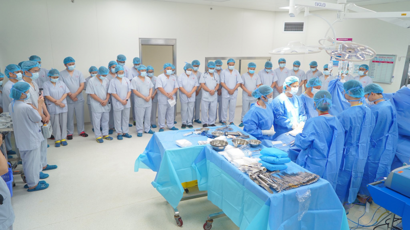 mot-nguoi-dan-ong-tre-ra-di,-dang-tang-lai-su-song-cho-6-nguoi-khac