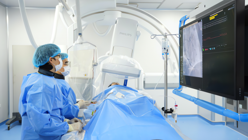 tuong-dau-nguc-sau-cu-nga,-cuoi-cung-phai-len-ban-mo-gap-vi-men-tim-cao-hon-100-lan-binh-thuong