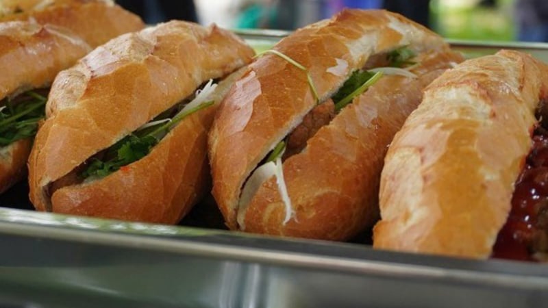 hang-chuc-truong-hop-nghi-ngo-doc-thuc-pham-do-an-banh-mi-o-quang-ngai