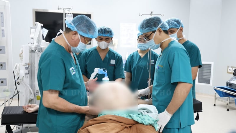 rut-10-lit-dich,-boc-5-kg-buou-cuu-co-gai-ung-thu-buong-trung