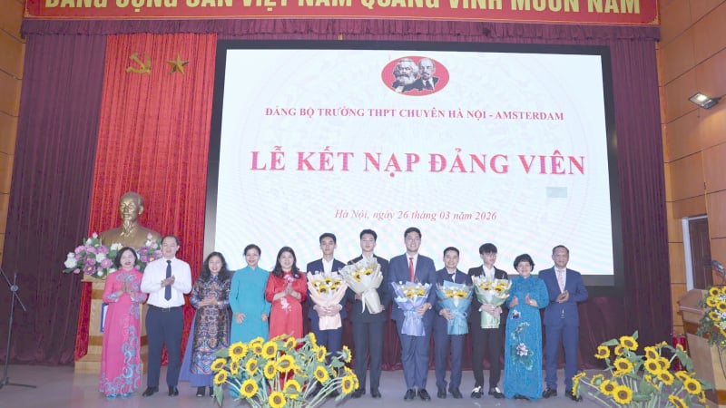 truong-thpt-chuyen-ha-noi-–-amsterdam-ket-nap-dang-cho-3-hoc-sinh-xuat-sac