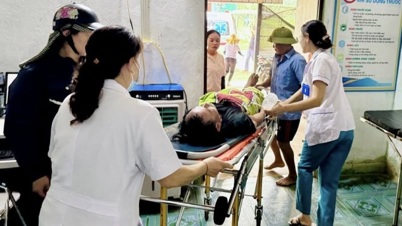 cap-cuu-thanh-cong-nguoi-dan-ong-bi-soc-phan-ve,-nguy-kich-do-ong-dot