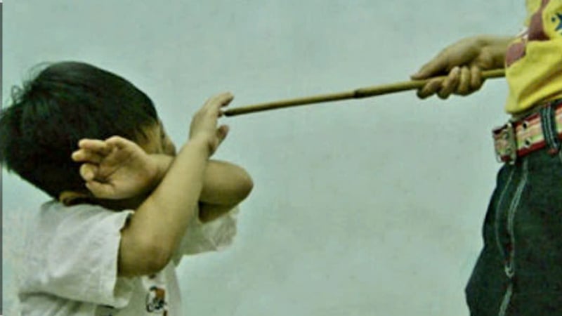 hoc-sinh-lop-3-o-ca-mau-bi-phu-huynh-danh-10-roi-ngay-tai-truong-hoc-de-“giao-duc”