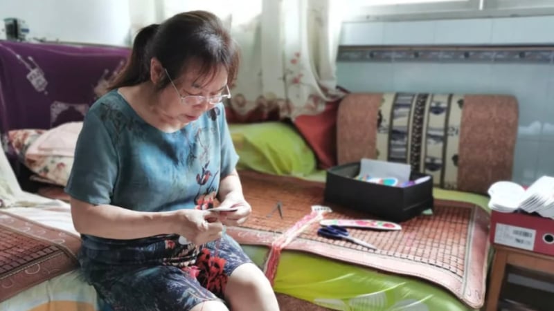 nguoi-me-lam-hon-1.000-doi-lot-giay-suot-20-nam-de-tuong-nho-con-trai-da-hy-sinh