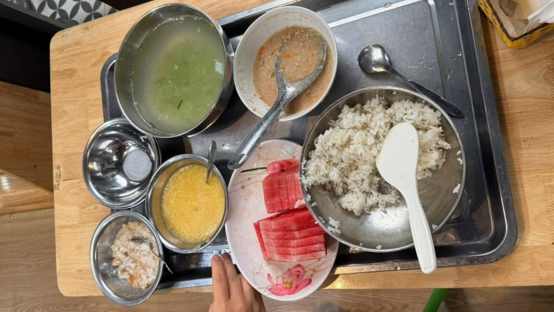 phu-huynh-to-suat-an-ban-tru-cua-con-ngheo-dinh-duong,-giao-vien-truong-mam-non-viet-y-1-noi-gi?