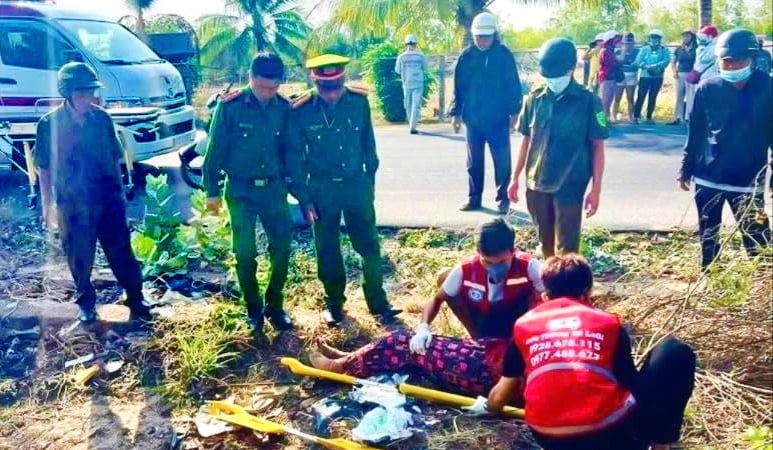 cong-an-phuong-ven-bien-tinh-lam-dong-cuu-nguoi-ngat-xiu-ven-duong-va-ban-giup-500-to-ve-so