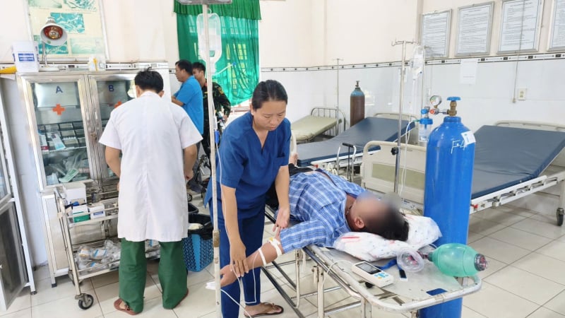 di-tao-mo,-3-nguoi-bi-ong-dot-cap-cuu,-1-nguoi-hon-me-sau