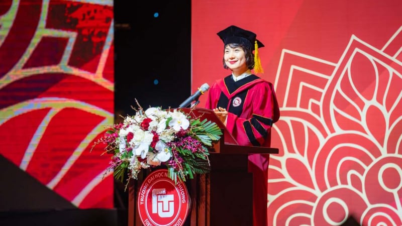 bai-phat-bieu-hay-cua-nu-hieu-truong-truong-dai-hoc-ngoai-thuong-trong-le-tot-nghiep