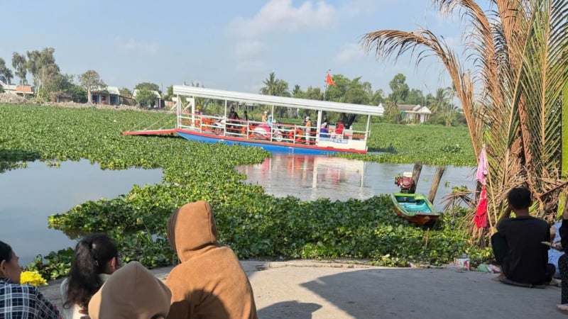 ​hai-tre-nho-duoi-nuoc-thuong-tam-tren-song-vam-co-tay