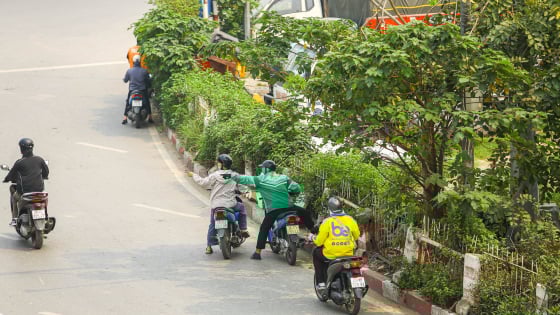 ha-noi-vao-he,-nang-nong-gan-40°c,-nguoi-dan-tim-moi-cach-chong-choi-de-thich-nghi