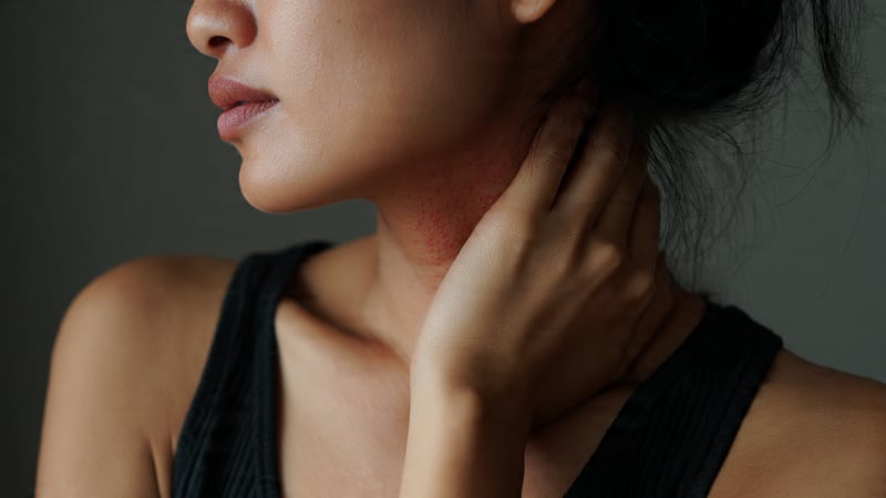 co-gai-kho-so-vi-thuong-xuyen-sung-hup-mat-mui,-vung-nhay-cam-vi-can-benh-man-tinh